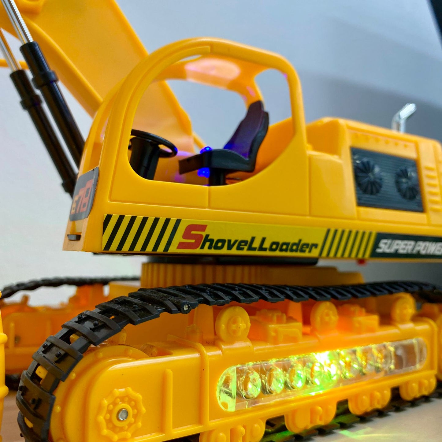 R/C Excavator With Flashlight + Free Shipping 