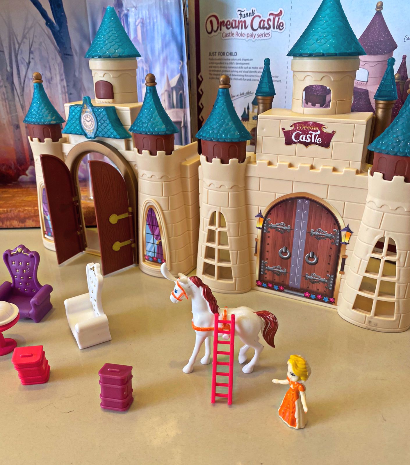 Fun dream castle with included accessories