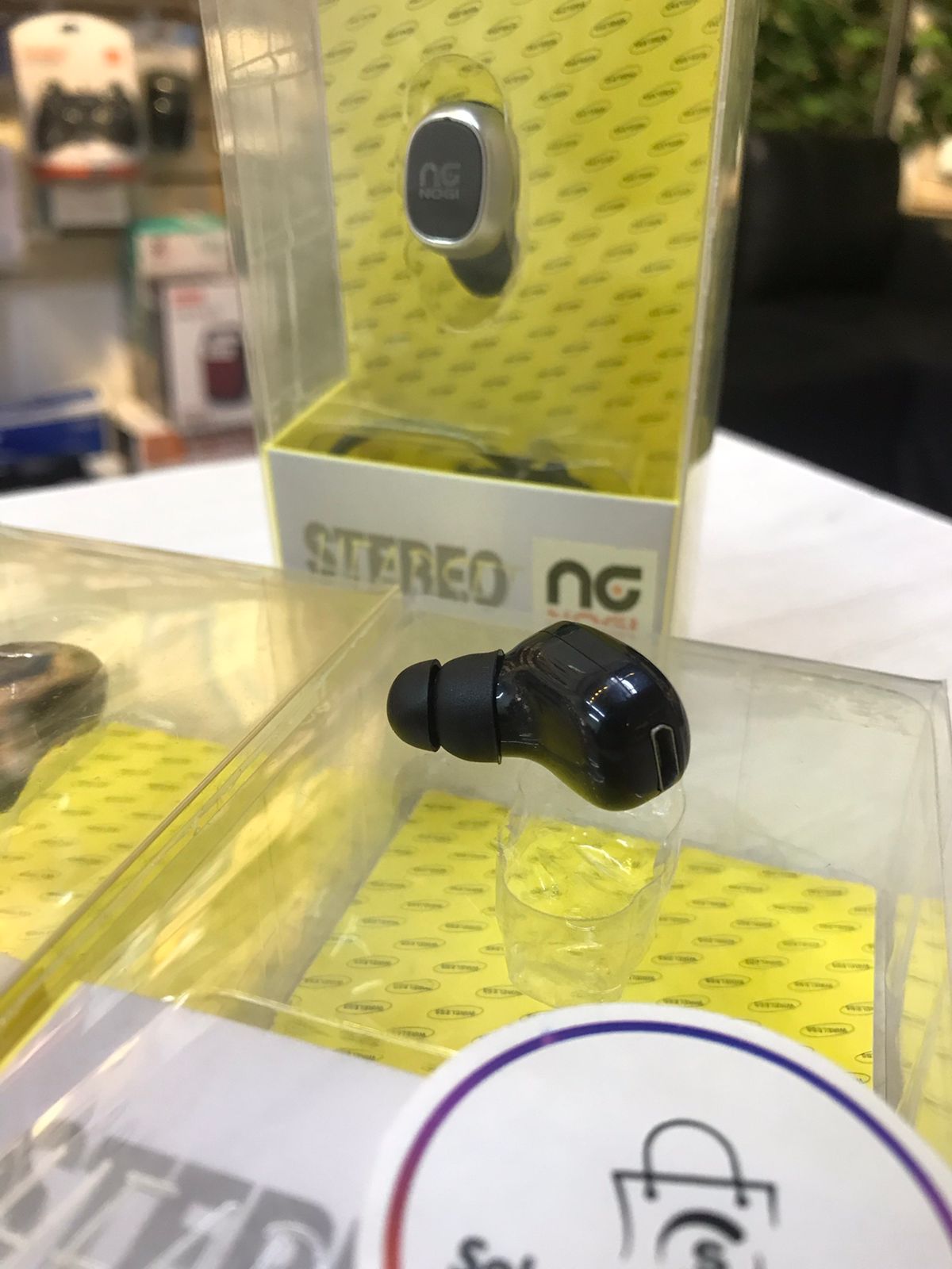 Drop-type wireless earphone